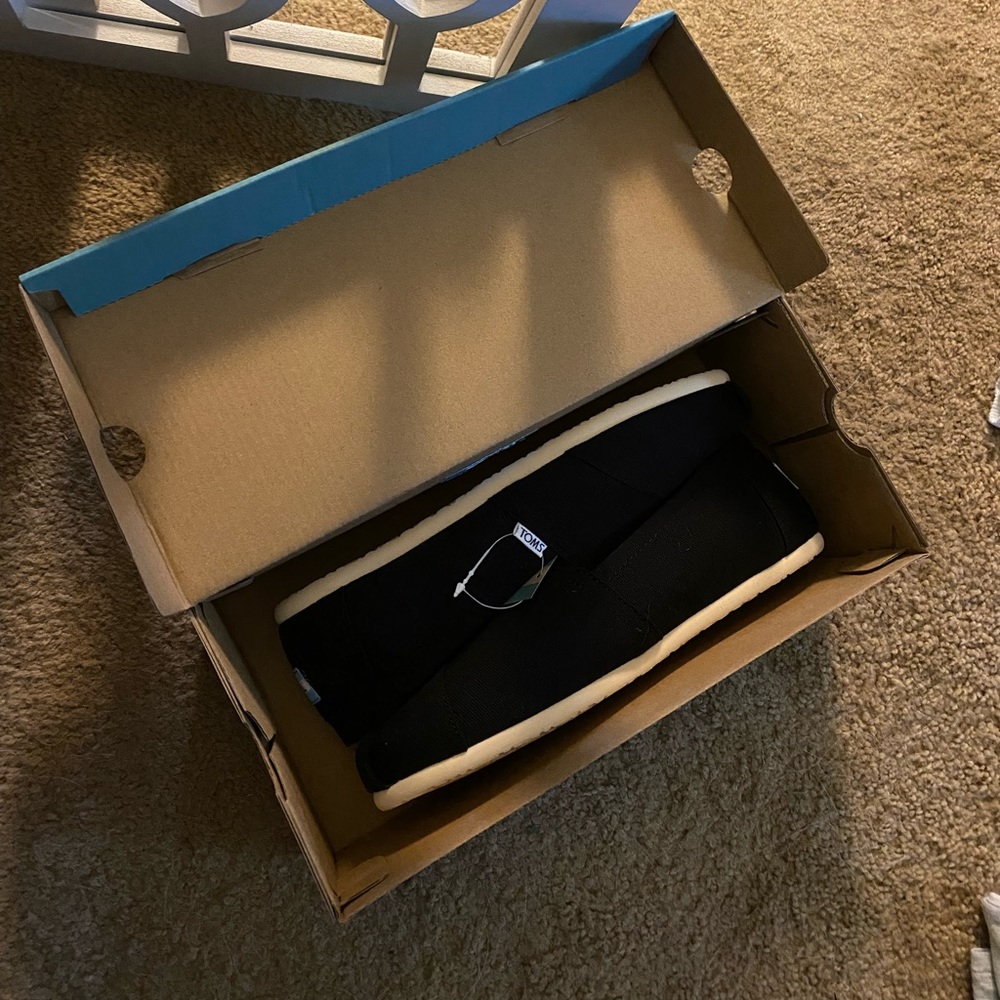 TOMS slide ons